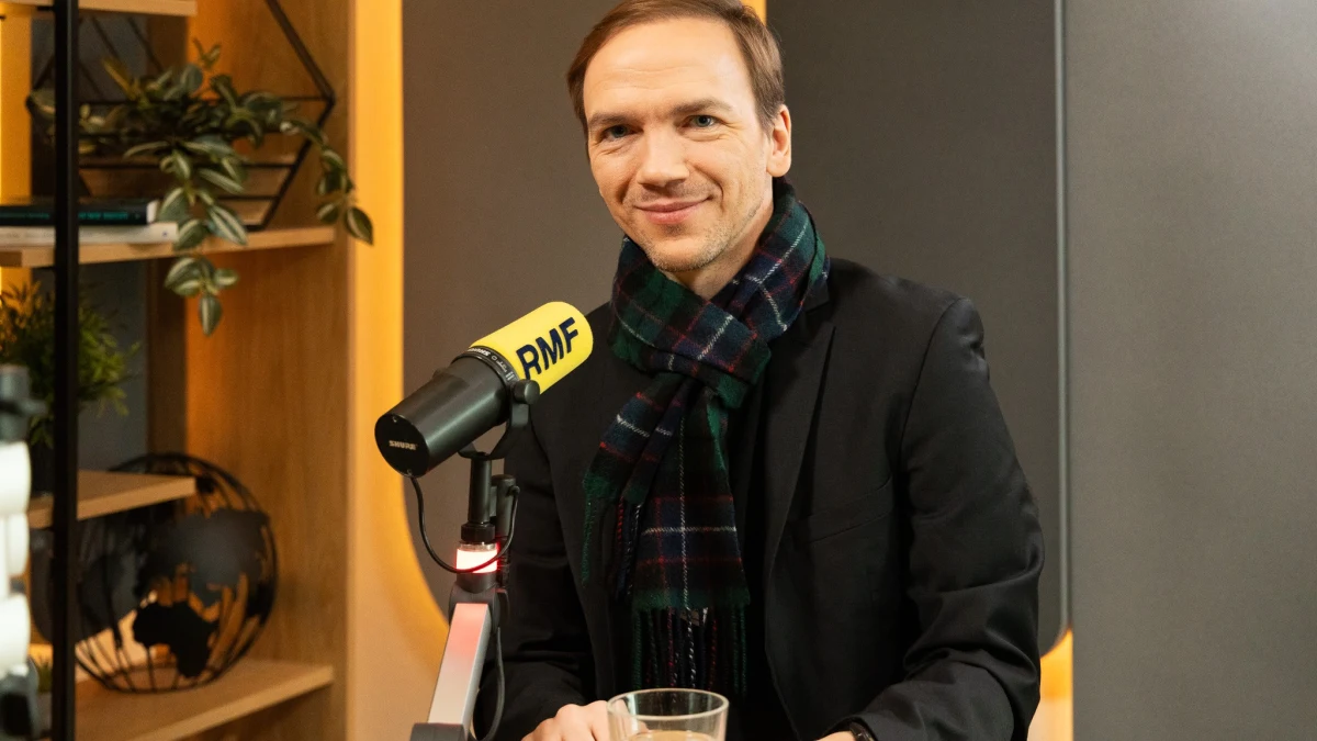 Wieczorem w Warszawie uroczysta premiera "Dobrego chłopca". To nowy, polsko-brytyjski film nominowanego do Oscara za "Boże ciało" Jana Komasy. O małżeństwie, które porywa młodego przestępcę i próbuje go zresocjalizować w domu na odludziu, przykuwając go łańcuchem do ściany. "Żyjemy w czasach hałasu. Walcząc o czułość i uwagę" - mówi reżyser. W Rozmowie Filmowej RMF FM gość Katarzyny Sobiechowskiej-Szuchty opowiada też m.in. o pracy z nagrodzonym Złotym Globem za "Dojrzewanie" Stephenem Grahamem i o tym, jak pomogli mu piłkarscy kibice.