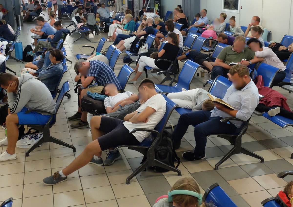 Dramat Polaków trwa. Tysiące osób uwięzionych na lotnisku