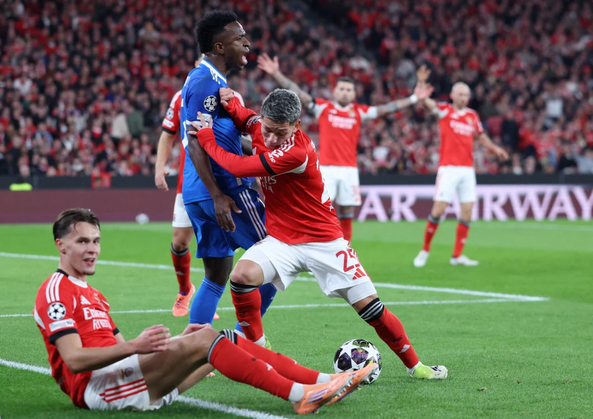 Prezydent FIFA Gianni Infantino popiera pomysł karania piłkarzy czerwoną kartką za zasłanianie ust podczas sprzeczek na boisku. Taki przepis miałby umożliwić skuteczniejsze odczytywanie zachowań i słów zawodników przez sędziów. Nowa zasada może zostać wprowadzona już podczas tegorocznych mistrzostw świata.