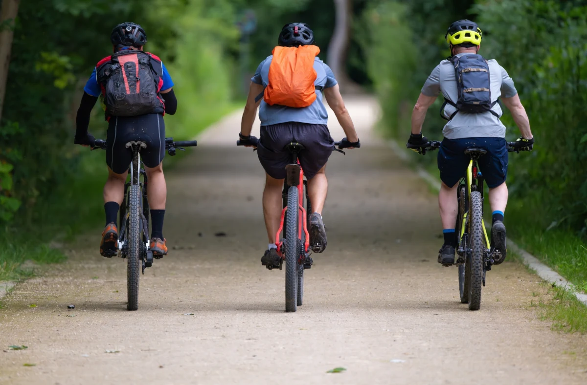 ​Na Mazowszu powstanie 1400 kilometrów nowych ścieżek rowerowych - informuje reporter RMF MAXX Kamil Puternicki. Zarząd województwa mazowieckiego wdraża projekt do realizacji, by poprawić bezpieczeństwo miłośników dwóch kółek oraz skomunikować miejscowości z potencjałem turystycznym.