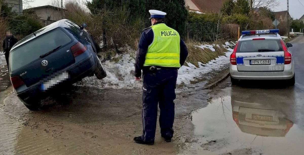 ​26-letni mieszkaniec gminy Kobylnica nie zatrzymał się do policyjnej kontroli, a po krótkim pościgu porzucił rozbity samochód, w którym zostawił żonę i 5-letnią córkę. Mężczyzna został zatrzymany kilka godzin później przez kryminalnych ze Słupska. Odpowie za szereg przestępstw i wykroczeń.