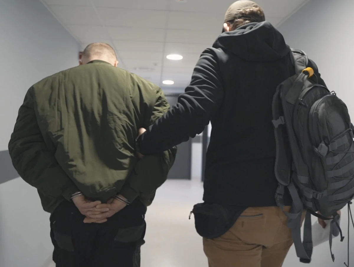 Policjanci zatrzymali 11 pseudokibiców w sprawie pożaru, do którego doszło przy ul. Kłobuckiej w Warszawie. Pięć osób usłyszało zarzuty i decyzją prokuratury zostało objętych policyjnym dozorem.