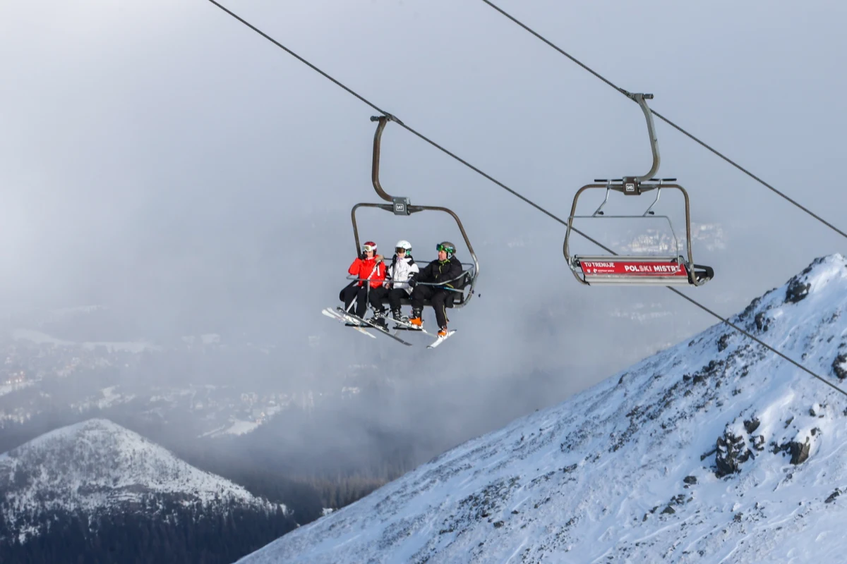 Po kilku dniach przerwy spowodowanej awarią silnika narciarska kolejka krzesełkowa z Kasprowego Wierchu do Doliny Goryczkowej została we wtorek ponownie uruchomiona. Polskie Koleje Linowe zapewniają, że po przeprowadzonych naprawach i odbiorach technicznych wyciąg jest w pełni sprawny i bezpieczny dla użytkowników.
