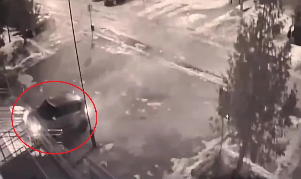 Przed Komendą Miejską Policji w Suwałkach doszło do groźnego incydentu - 30-letni kierowca, będący pod wpływem narkotyków, staranował kilka zaparkowanych samochodów, wjechał na schody prowadzące do jednostki, a następnie próbował uciec przed mundurowymi. Mężczyzna został szybko zatrzymany i usłyszał już zarzuty.