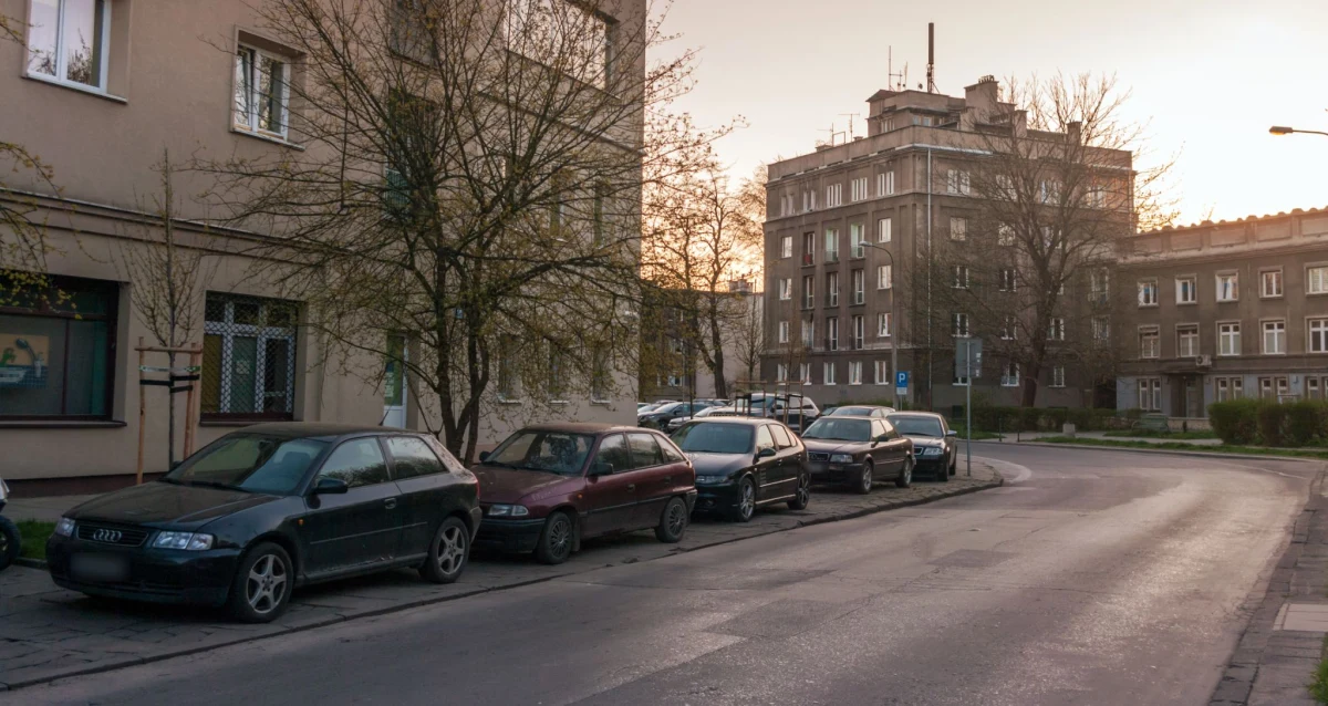 W jednym z bloków na osiedlu Kolorowym w Nowej Hucie doszło do wstrząsającego zdarzenia - przez około dwa tygodnie syn żył w mieszkaniu ze zwłokami matki. Sprawa wyszła na jaw dzięki interwencji zaniepokojonych sąsiadów.