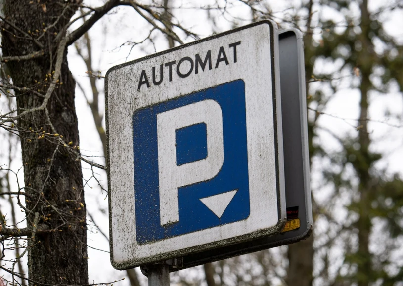 Istotny wyrok sądu dla kierowców. Mowa o biletach umieszczanych za szybą