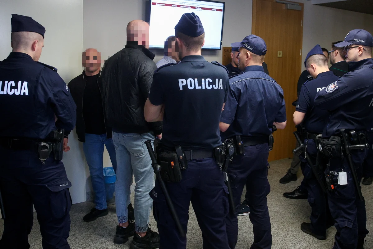 Sąd Apelacyjny w Krakowie do 10 marca odroczył proces odwoławczy 46 pseudokibiców Ruchu Chorzów z grupy Psycho Fans. Oskarżeni mają postawionych około 100 zarzutów. Powodem odroczenia była nieobecność jednego z obrońców oraz prokuratora, którzy nie dotarli na rozprawę z powodu zamknięcia ruchu lotniczego na Bliskim Wschodzie.