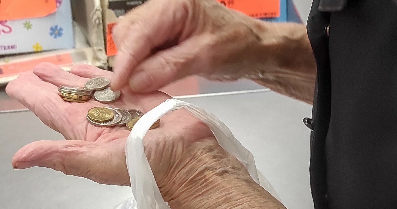 Masz ponad 60 lat? Tam zrobisz zakupy z dużą zniżką i odciążysz budżet