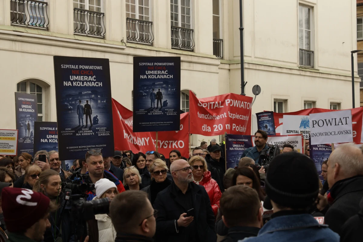 Przed gmachem Ministerstwa Zdrowia zgromadzili się we wtorek przedstawiciele Ogólnopolskiego Związku Pracodawców Szpitali Powiatowych oraz Związku Powiatów Polskich (ZPP). "Szpitale nie mogły zaplanować wydatków, kupić leków i sprzętu, bo ich płynność finansowa została zachwiana" - mówił prezes OZPSP Waldemar Malinowski.