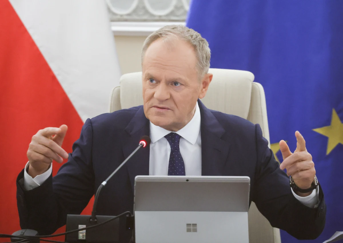 "Pojawiły się sygnały i paskudna narracja ze strony niektórych polityków dotycząca paliwa, że go za chwilę zabraknie (...). Orlen nie sprowadza ropy naftowej ani przez Cieśninę Ormuz, ani z Iranu. Nie ma mowy o najmniejszych zakłóceniach. Poziom wypełnienia systemu, tam gdzie gromadzimy paliwa, wynosi ponad 73 proc. i to więcej niż normalnie" - powiedział premier Donald Tusk na posiedzeniu Rady Ministrów, które rozpoczęło się po godz. 13. Jeśli chodzi o naszych rodaków poinformował, że "Polska jest przygotowana do akcji ewakuacyjnej", a ponad 480 osób opuściło już Liban, Izrael i Jordanię. 