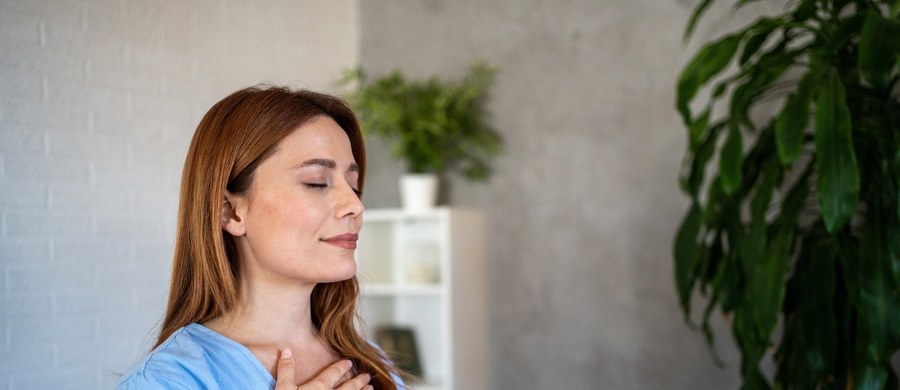 Nie możesz zasnąć? Nie jesteś sam. Problemy ze snem dotykają coraz więcej osób. Polecamy prosty trik, który może poprawić Twoją jakość snu w zaledwie kilka minut. Wystarczy 5 minut codziennej techniki relaksacyjnej „4-7-8”, aby wprowadzić ciało w stan odprężenia i przygotować je do regenerującego snu.