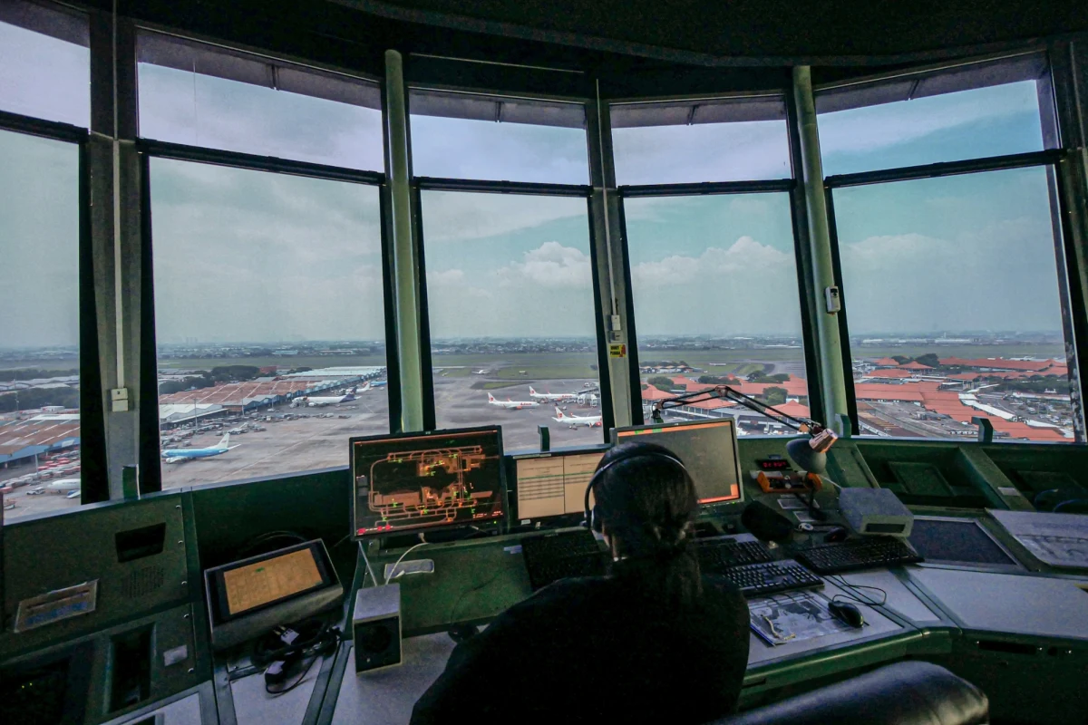 Wschodnia część Polski, rozciągająca się wzdłuż granic z Białorusią i Ukrainą, już wkrótce stanie się strefą o szczególnym nadzorze lotniczym. Polska Agencja Żeglugi Powietrznej (PAŻP) ogłosiła w oficjalnym komunikacie, że od 10 marca do 9 czerwca 2026 roku wprowadza czasowe ograniczenia ruchu lotniczego w tym rejonie. Decyzja ta podyktowana jest koniecznością zapewnienia bezpieczeństwa państwa w obliczu dynamicznej sytuacji geopolitycznej na wschodniej flance Polski.