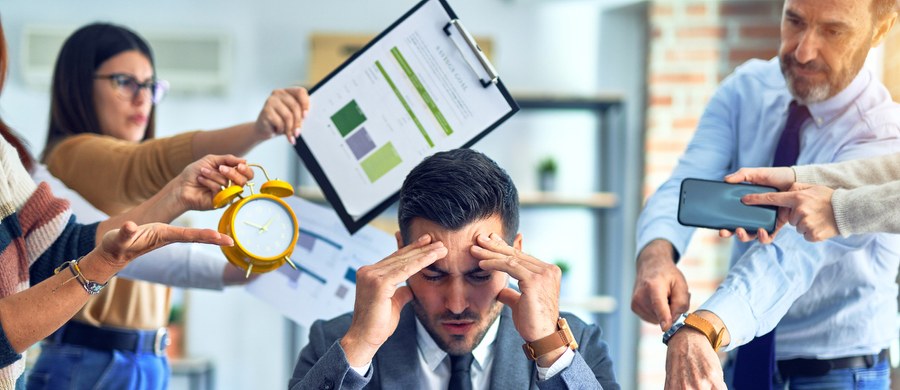 Telefon nie przestaje dzwonić, skrzynka mailowa pęka w szwach, a w głowie wciąż krąży lista zadań? Stres stał się codziennością. Dobra wiadomość: istnieje szybka technika, która potrafi wyraźnie obniżyć napięcie już w kilka minut – i możesz zastosować ją dosłownie wszędzie.