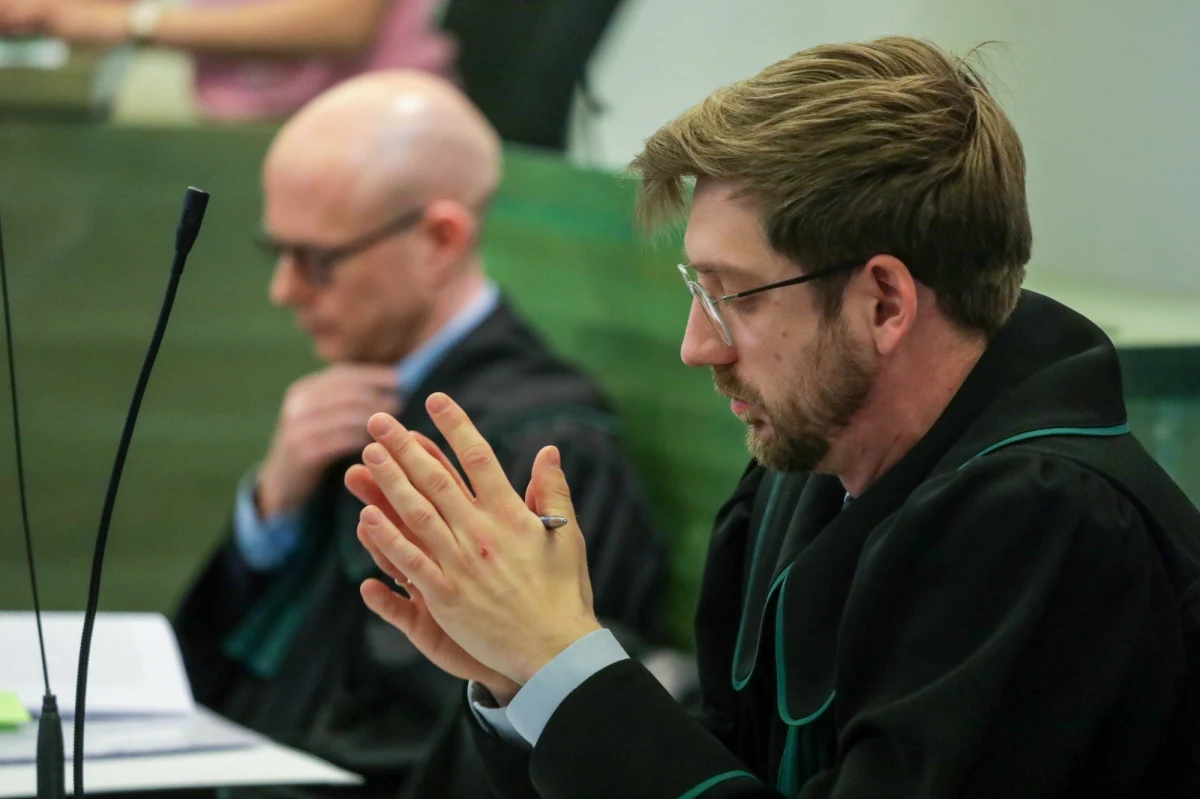 Okręgowy Sąd w Warszawie zdecydował o przedłużeniu do 1 czerwca środka zapobiegawczego wobec rosyjskiego archeologa Aleksandra B. Naukowiec, zatrzymany na wniosek ukraińskiej prokuratury, nadal będzie oczekiwał na decyzję o ewentualnej ekstradycji do Ukrainy w areszcie śledczym.