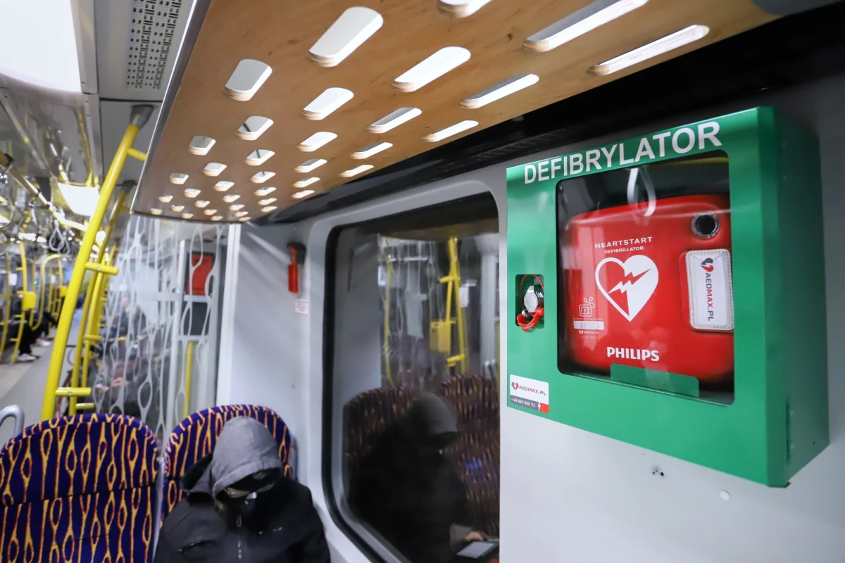 Systematycznie z roku na rok przybywa w Warszawie przenośnych defibrylatorów AED. Montowane są stacjonarnie w miejskich placówkach i na stacjach metra, jeżdżą też w autobusach, pociągach SKM i radiowozach straży miejskiej. Na terenie miasta są ich setki.