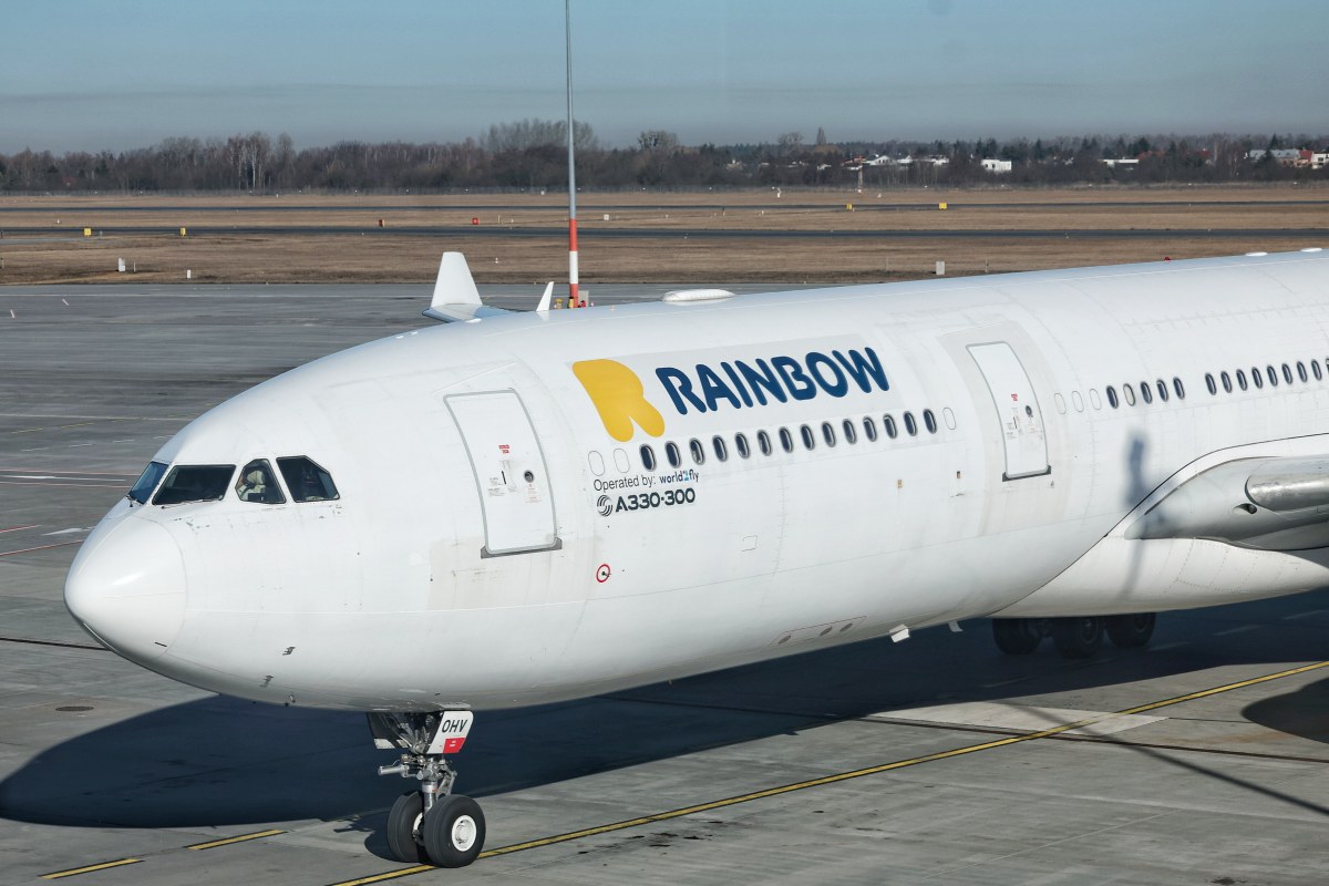 ​"Polecą tylko puste maszyny". Biura podroży zawieszają loty