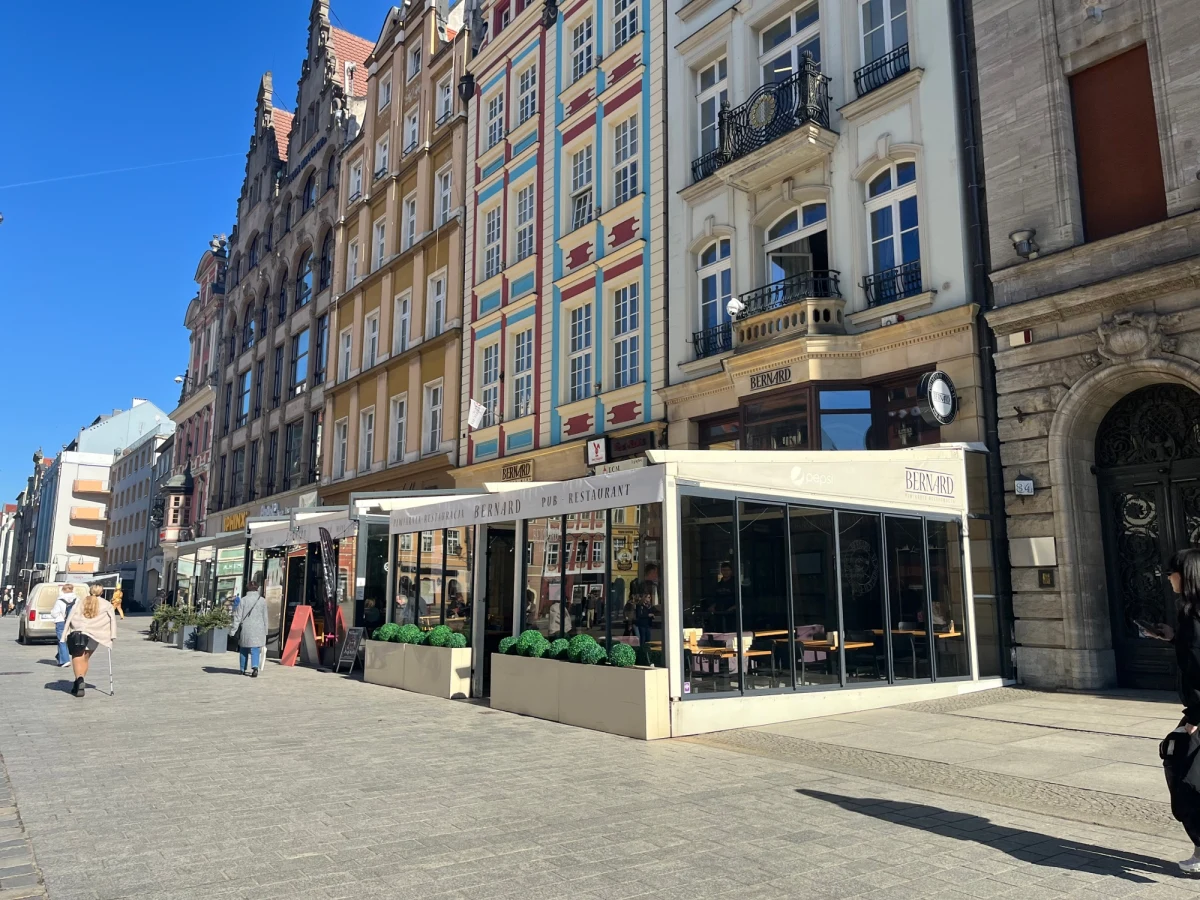 Spór o ogródki restauracyjne na wrocławskim Rynku przybiera na sile. Dolnośląski Konserwator Zabytków zdecydował, że szklane pawilony muszą zniknąć, bo zasłaniają zabytkowe kamienice. Właściciele nie chcą się jednak zgodzić na ich rozbiórkę. 