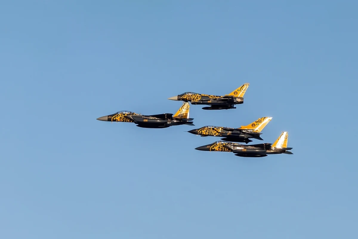 Zjednoczone Emiraty Arabskie (ZEA) rozważają podjęcie działań militarnych w celu powstrzymania irańskich ataków rakietowych i dronowych. Arabia Saudyjska również może dołączyć do amerykańsko-izraelskiej ofensywy. Taka decyzja zostałaby uznana za bezprecedensową i mogłaby zaważyć na stabilności całego regionu.