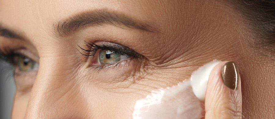 Kiedyś zachęcało się do tego, żeby spowalniać procesy starzenia – teraz specjaliści mówią raczej o wydłużaniu życia w dobrej kondycji. To zmiana sposobu myślenia, bo zamiast tracić energię na to, na co nie mamy wpływu – koncentrujemy się na tym, co tu i teraz. O tym dziennikarka RMF FM, Ewa Kwaśny w rozmowie z dr hab. n. med. Aleksandrą Szlachcic, specjalistką dermatologii.