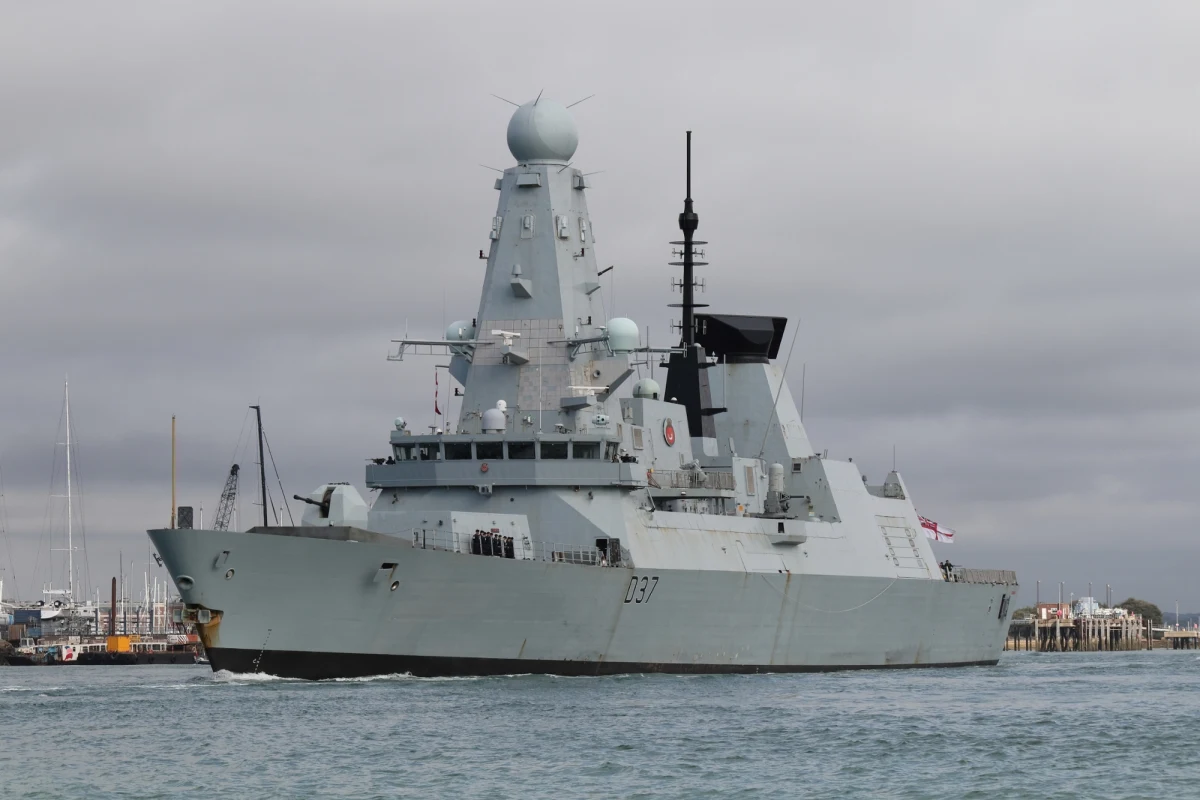 Wielka Brytania zamierza wysłać jeden z okrętów Królewskiej Marynarki Wojennej na Cypr, aby bronić znajdujących się tam brytyjskich baz wojskowych Akrotiri i Dhekelia przed możliwymi atakami Iranu - przekazał, powołując się na źródła w brytyjskim rządzie, we wtorek dziennik "The Times". Gazeta podkreśla, że obecnie Wielka Brytania nie ma możliwości obrony swoich baz na Cyprze przed atakami irańskimi pociskami balistycznymi. 