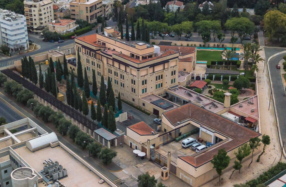 ​Część personelu dyplomatycznego, która nie jest niezbędna dla funkcjonowania amerykańskiej ambasady w Nikozji, otrzymała zezwolenie od Departamentu Stanu USA na opuszczenie wyspy. Decyzja ta ma związek względami bezpieczeństwa wobec eskalacji konfliktu na Bliskim Wschodzie i atakami Iranu.