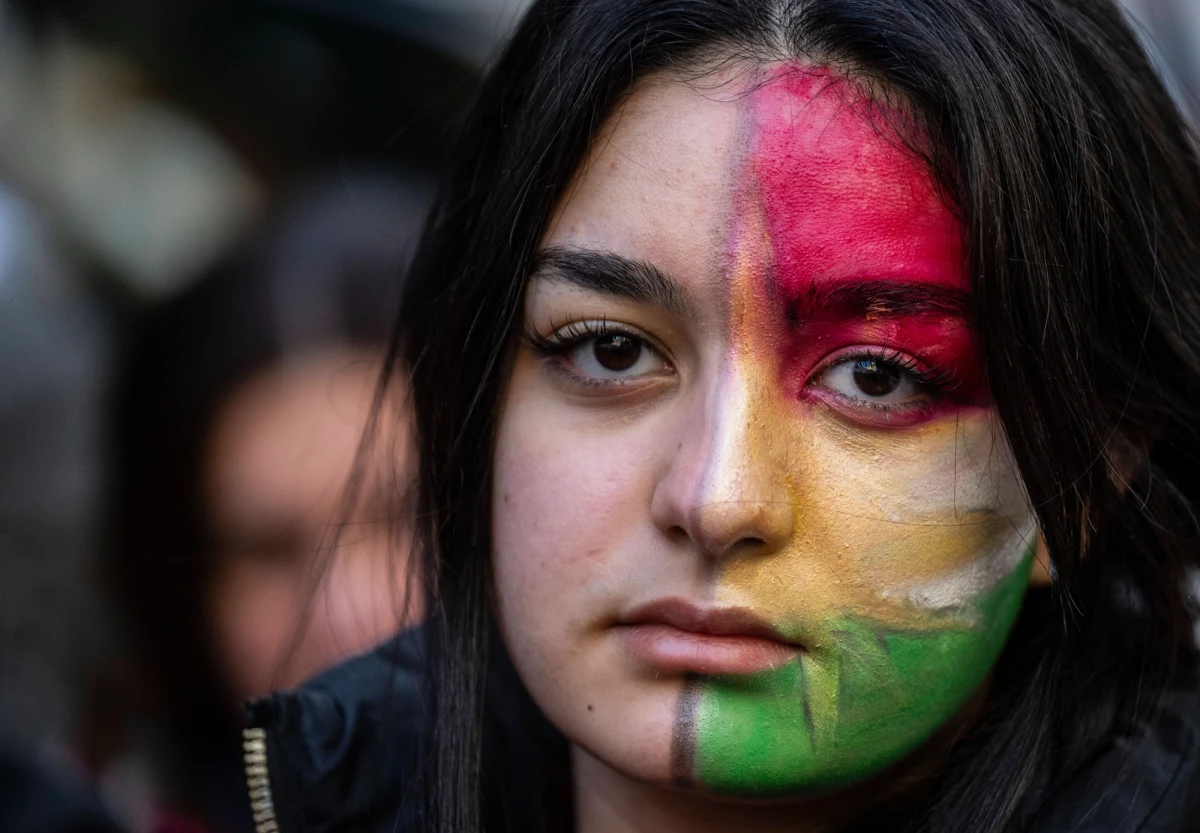 CIA pracuje nad uzbrojeniem sił kurdyjskich - twierdzi CNN, powołując się na swoje źródła. Kurdowie mieliby wesprzeć powstanie przeciwko władzom w Iranie. Źródła CNN donoszą, że USA prowadzą rozmowy z irańskimi ugrupowaniami opozycyjnymi i kurdyjskimi liderami w Iraku o przekazaniu im wsparcia militarnego. Jeśli Kurdowie przystąpią do wojny w Iranie, do konfliktu włączy się też Turcja i dojdzie do pęknięcia w NATO - powiedziała PAP Asli Aydintasbas, ekspertka waszyngtońskiego think tanku Brookings Institution. 