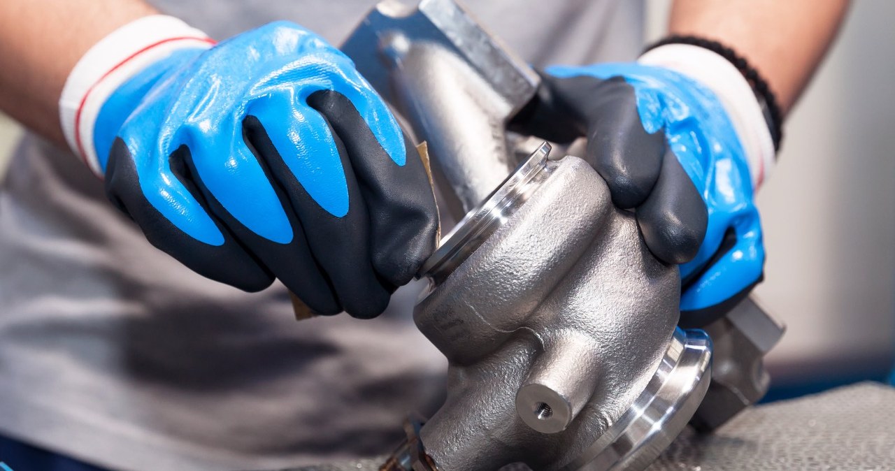 Naprawa auta może być tańsza. Rząd zmienia przepisy o częściach z demontażu