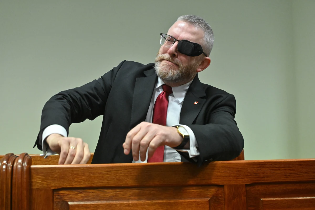 Grzegorz Braun po raz kolejny nie stawił się na przesłuchaniu w Prokuraturze Okręgowej we Wrocławiu. Miał usłyszeć sześć zarzutów, w tym dotyczący naruszenia nietykalności cielesnej lekarki Gizeli Jagielskiej. Europoseł i lider skrajnie prawicowej Konfederacji Korony Polskiej przedstawił usprawiedliwienie.