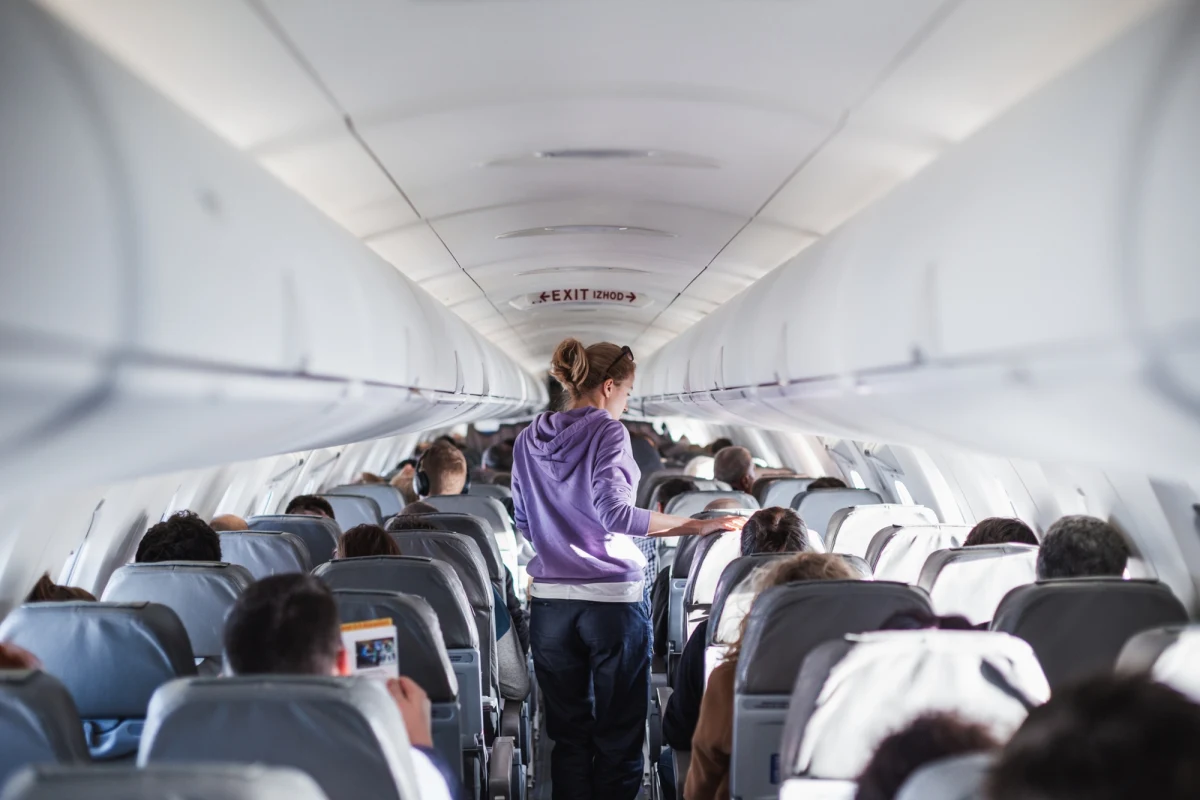 Biuro podróży Itaka zawiesza do 27 marca połączenia do Abu Dhabi, Dubaju, Shardży i Dohy - poinformował wiceprezes Itaka Holdings Piotr Henicz. Wczoraj biuro podróży poinformowało, że do 23 marca zawiesza loty do Omanu. 