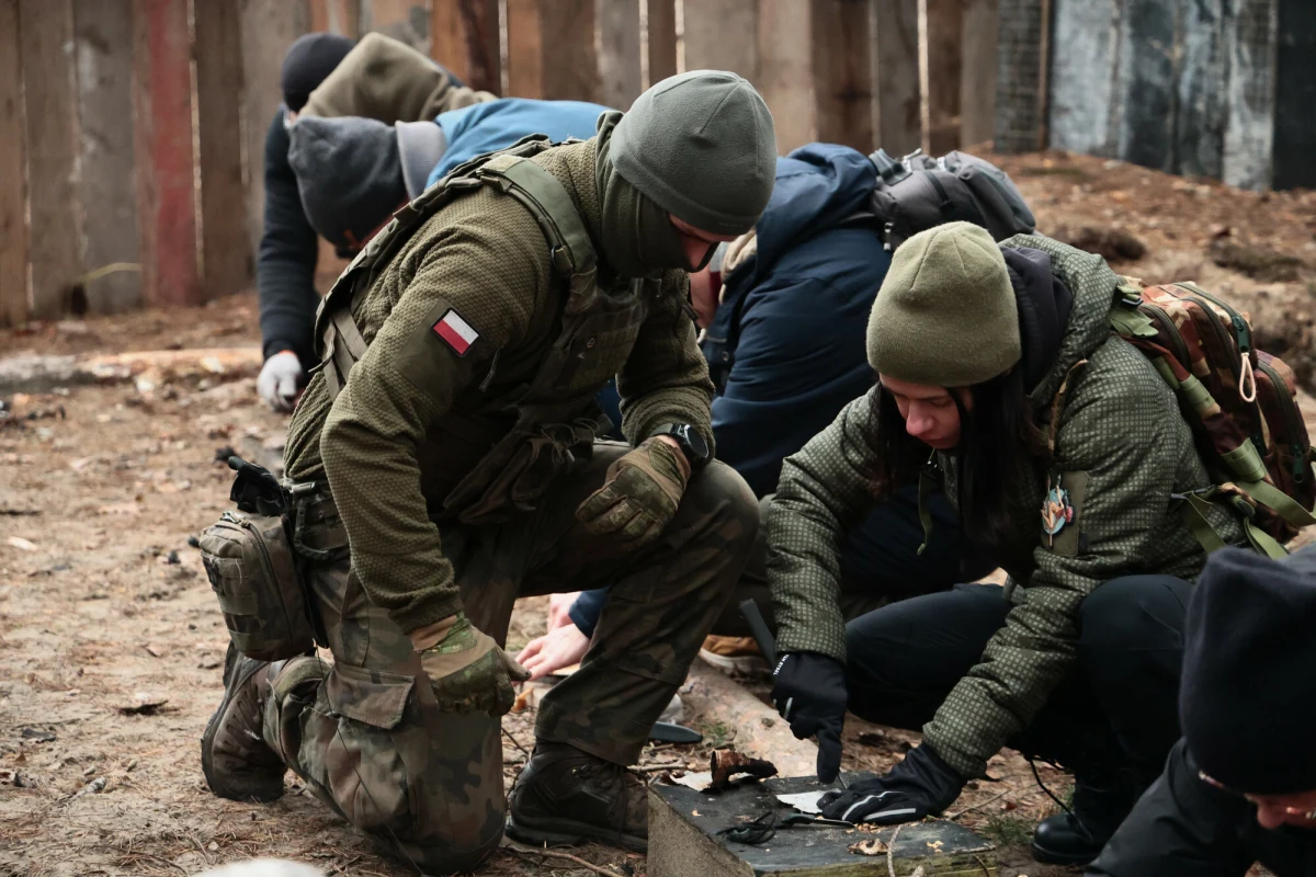 7 marca w całej Polsce ruszają szkolenia obronne z zakresu bezpieczeństwa oraz reagowania w sytuacjach kryzysowych #wGotowości. Poinformował o tym Sztab Generalny Wojska Polskiego. Co ważne, program #wGotowości nie jest formą obowiązkowej służby wojskowej czy poboru. Jak zapisać się na szkolenie? Ile trwa? Gdzie można się zgłosić? 