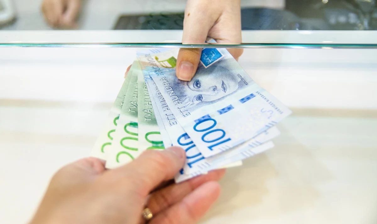 W obliczu rosnącej niepewności na świecie Bank Szwecji apeluje do obywateli o posiadanie zapasu gotówki. To zaskakująca rekomendacja w jednym z najbardziej cyfrowych krajów Europy, gdzie niemal wszystkie transakcje odbywają się bez użycia banknotów i monet.