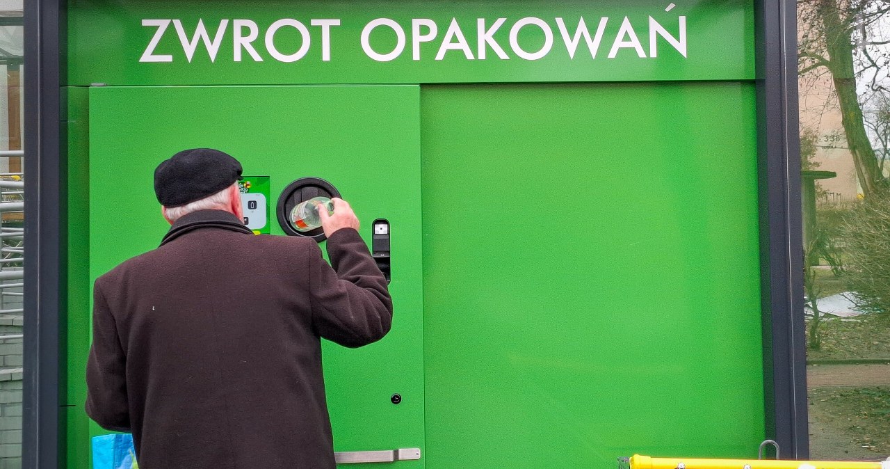 Kradzież z systemu kaucyjnego. Okradł recyklomat Biedronki na 50 gr Kradzież z systemu kaucyjnego. Okradł recyklomat Biedronki na 50 gr