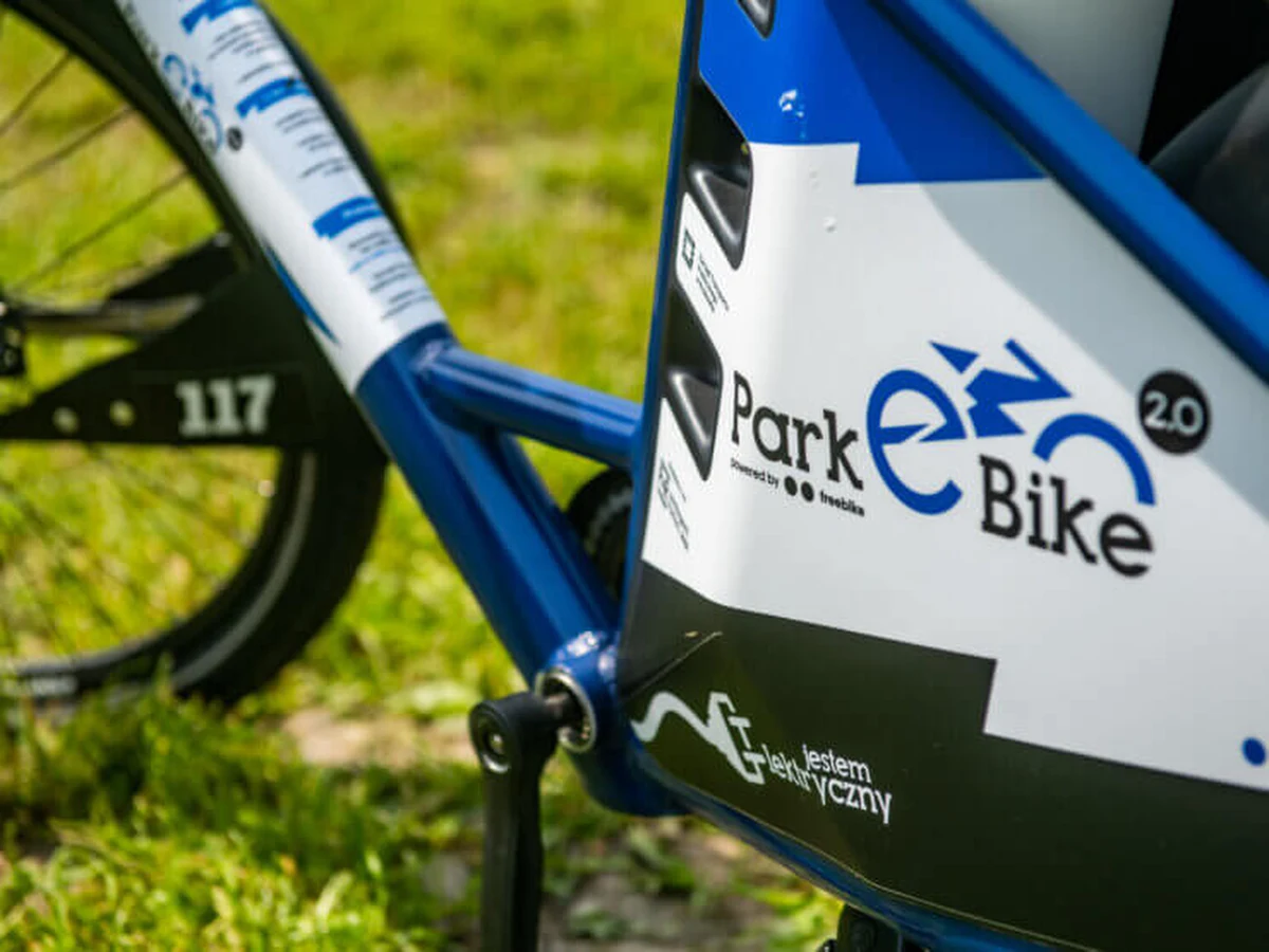 Po zimowej przerwie technicznej mieszkańcy Krakowa i Skawiny mogą ponownie korzystać z bezpłatnej wypożyczalni rowerów Park-e-Bike. System ruszył 2 marca i oferuje szybki oraz wygodny sposób przemieszczania się po mieście. W tym sezonie użytkownicy mają do dyspozycji 143 rowery na siedmiu stacjach przy parkingach Park&Ride.