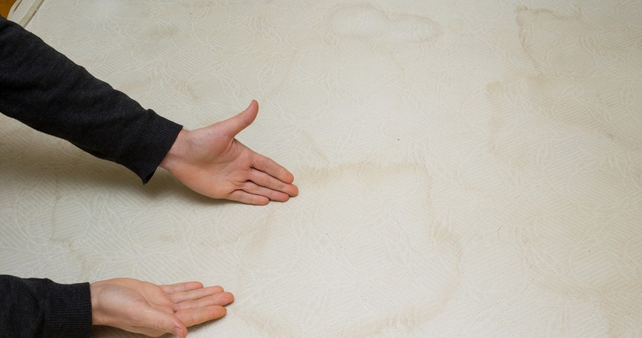 Zacieki na materacu? Te sposoby sprawią, iż po plamach nie będzie śladu