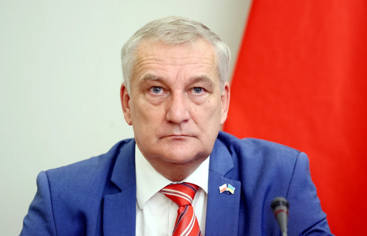 Rządzący zdecydowali, że pomogą w wyjeździe Polakom przebywającym na Bliskim Wschodzie, jak również turystom na Malediwach i Sri Lance. Skąd zmiana decyzji? Czy rząd czekał na podobne decyzje z innych europejskich stolic? Między innymi o tym w Rozmowie o 7:00 w Radiu RMF24 Piotr Salak porozmawia z Wiesławem Szczepańskim, wiceministrem spraw wewnętrznych i administracji z Lewicy.