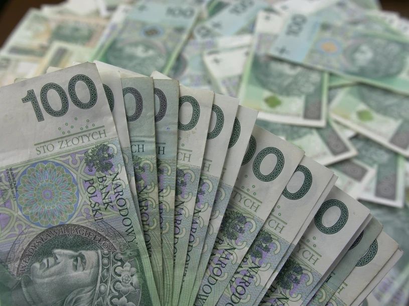 Podatek bankowy przerzucany na klientów — mBank wylicza systemowe błędy