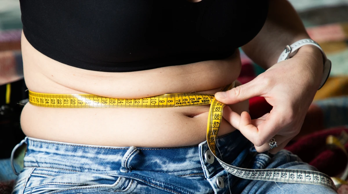 Najnowsze badania opublikowane w prestiżowym czasopiśmie naukowym "Nature" pokazują, że bakterie jelitowe w połączeniu z dietą mogą przeprogramować mechanizm regulacji metabolizmu tłuszczu i pomóc w odchudzaniu. Zespół naukowców z City of Hope, Broad Institute oraz Uniwersytetu Keio odkrył, że określone szczepy bakterii jelitowych wspierane odpowiednią dietą, są w stanie uruchomić proces, który przekształca magazynujący energię tłuszcz biały w spalający kalorie tłuszcz beżowy. Badania przeprowadzono na myszach, jednak ich wyniki mogą w przyszłości otworzyć nowe możliwości leczenia otyłości, cukrzycy i innych chorób metabolicznych u ludzi.