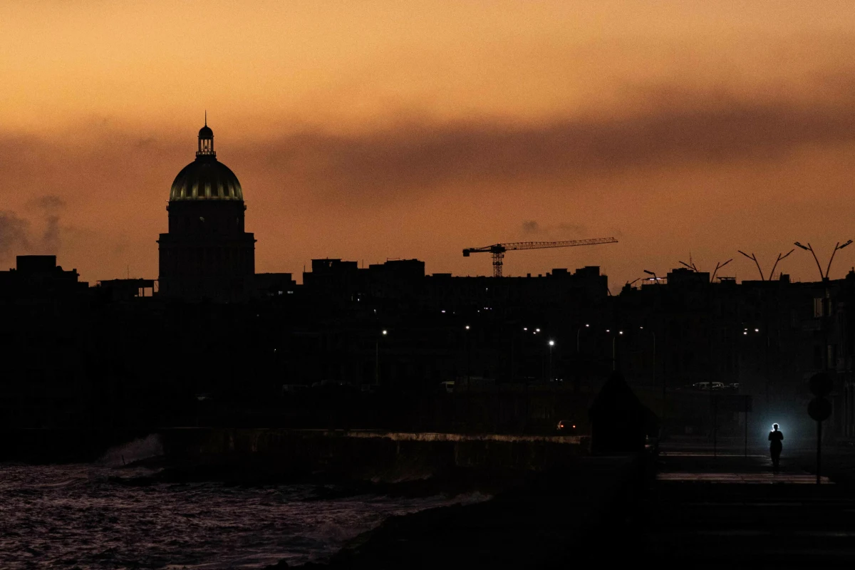 Większość obszaru Kuby, w tym stolica Hawana, została w środę pozbawiona prądu z powodu awarii - poinformowała państwowa spółka UNE, dostarczająca energię elektryczną. Zapewniła, że pracuje nad wznowieniem dostaw.