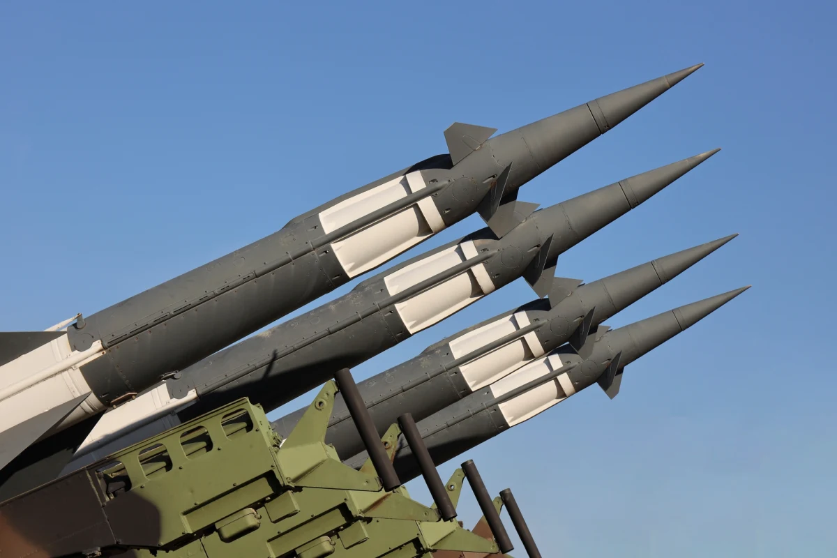 Stany Zjednoczone nie poprą rozwoju niezależnych zdolności nuklearnych przez takie kraje jak Polska, Niemcy czy państwa skandynawskie - zaznaczył wiceszef Pentagonu Elbridge Colby podczas spotkania w prestiżowym think tanku Council on Foreign Relations. Wypowiedź ta padła w kontekście coraz głośniejszych rozmów w Europie o potencjalnym rozszerzeniu parasola nuklearnego i rosnących obaw o bezpieczeństwo kontynentu.