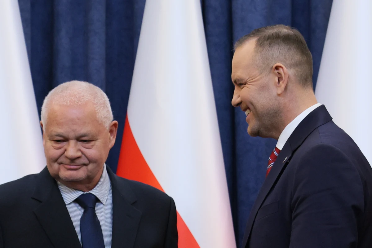 Szef klubu PiS, b. minister obrony Mariusz Błaszczak ocenił, że Narodowy Bank Polski ma podstawy do tego, aby kredytować takie działania, jak "SAFE 0 proc." i wskazał na zgromadzone tony złota. "To nie jest jakaś pożyczka uwarunkowana politycznie" - podkreślił. Z kolei wiceszef MON Cezary Tomczyk podkreślił, że propozycji prezydenta i szefa NBP nie traktuje jako alternatywy dla SAFE. I stwierdził: "Nie wyobrażam sobie weta do ustawy o SAFE. Panie prezydencie, proszę podpisać tę ustawę" - zaapelował.