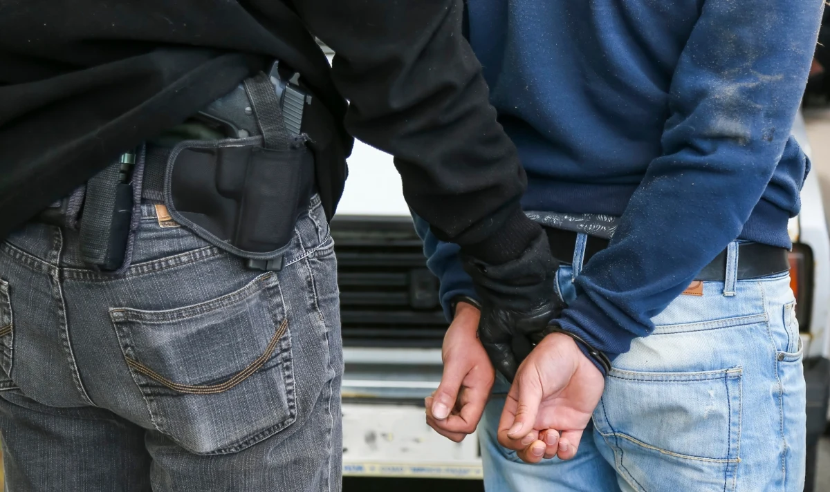 32-letni lider gangu z Malmoe w Szwecji, podejrzany m.in. o produkcję, przemyt i rozprowadzanie dużej ilości narkotyków, został zatrzymany w środę w Warszawie - powiadomiła w komunikacie szwedzka policja. Według lokalnych mediów jest podejrzany o prowadzenie fabryki narkotyków, a także udział w morderstwie.