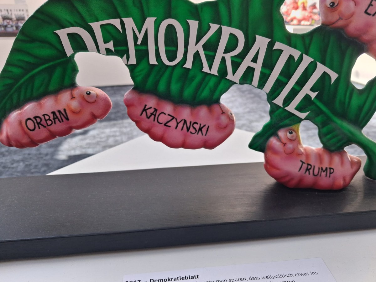 Kontrowersyjna wystawa w PE. Kaczyński, Putin i Trump jako larwy pożerające demokrację