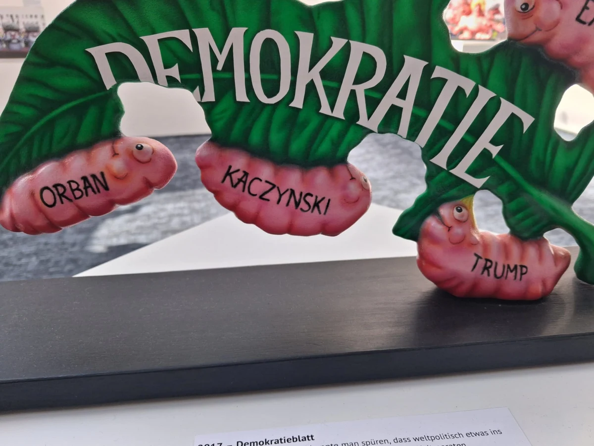 Wystawa w Parlamencie Europejskim satyrycznych rzeźb, pokazywanych podczas karnawału w Düsseldorfie pt. "Przeciw nadużyciom władzy z humorem", zamiast śmiechu wywołała oburzenie eurodeputowanych PiS-u i twierdzenia, że "to skandal". Chodzi o rzeźby z papier-mâché wykonane przez Jacquesa Tilly'ego, znanego niemieckiego rzeźbiarza, ilustratora i satyryka, który słynie z tworzenia gigantycznych, prowokacyjnych platform na coroczne parady karnawałowe w Düsseldorfie. Organizatorką wystawy jest niemiecka eurodeputowana z FDP Marie-Agnes Strack-Zimmermann, szefowa europarlamentarnej Komisji Bezpieczeństwa i Obrony Parlamentu Europejskiego (SEDE). Przeciwko artyście występuje także Kreml, wszczynając na początku roku proces o zniesławienie Władimira Putina i rosyjskiej armii.