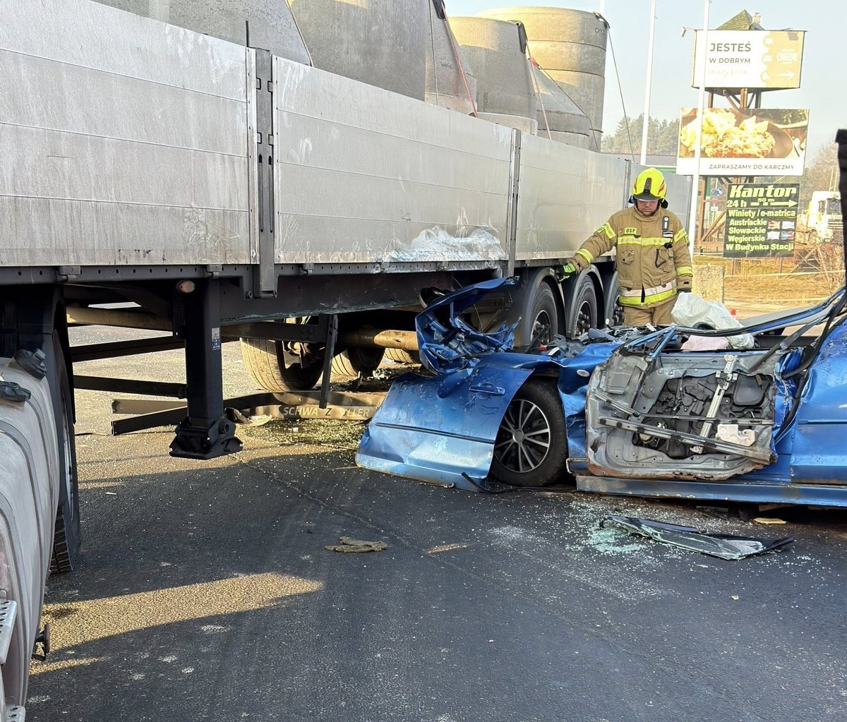 Tragiczny wypadek w Chyżnem. Auto wbiło się pod ciężarówkę, nie żyje młoda kobieta