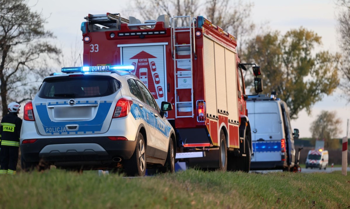 Trzy osoby ranne po zderzeniu dwóch samochodów osobowych i busa