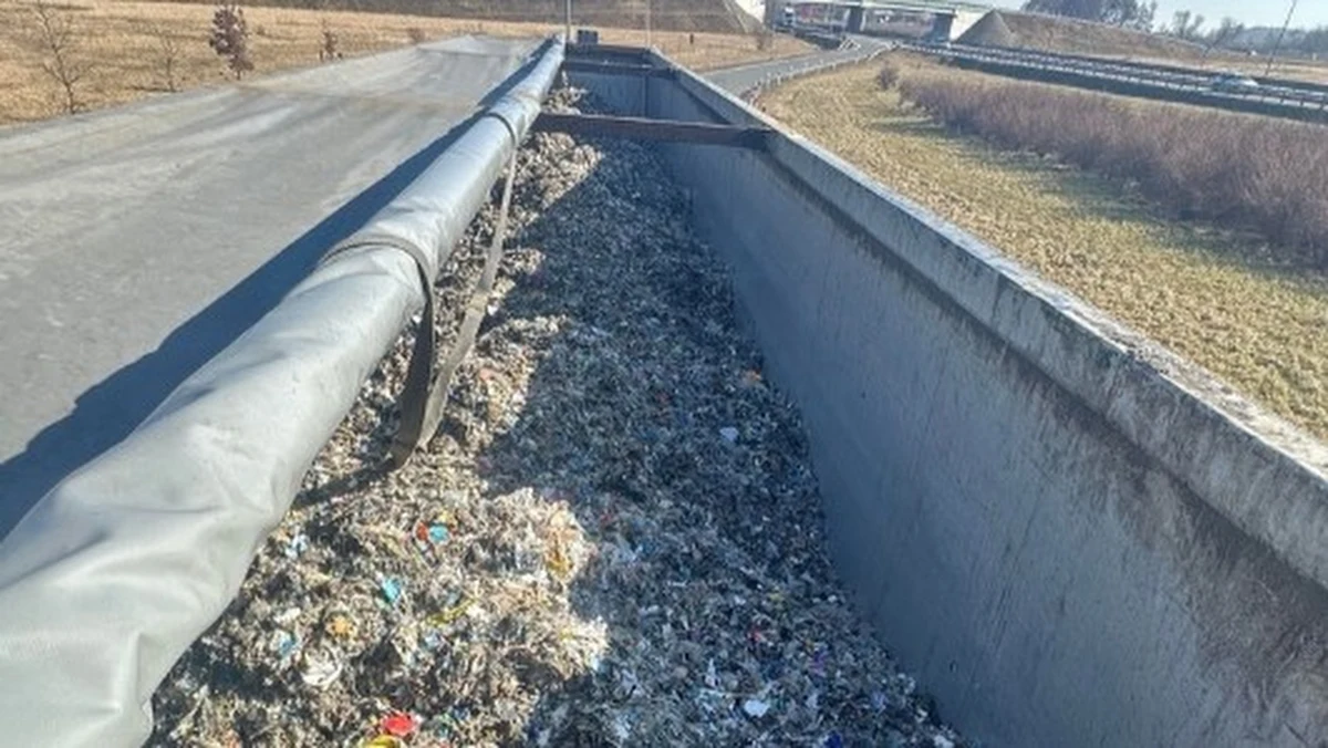 Funkcjonariusze Dolnośląskiej Krajowej Administracji Skarbowej udaremnili próbę przewozu ponad 24 ton nielegalnych odpadów. Do zatrzymania transportu doszło na drodze S8 w okolicach Sycowa. Sprawą zajmuje się już Wojewódzki Inspektor Ochrony Środowiska.