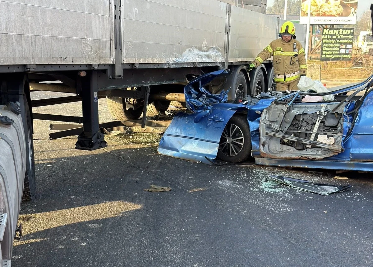 Do tragicznego wypadku doszło w czwartek rano na drodze krajowej nr 7 w Chyżnem (Małopolskie) tuż przy granicy państwa. W gęstej mgle samochód osobowy wbił się pod naczepę pojazdu ciężarowego. Niestety, w wyniku zdarzenia jedna osoba zginęła. 