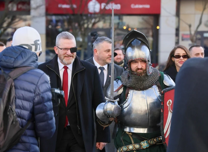 Grzegorz Braun przed sądem. Wcześniej pojawił się u boku "rycerzy"
