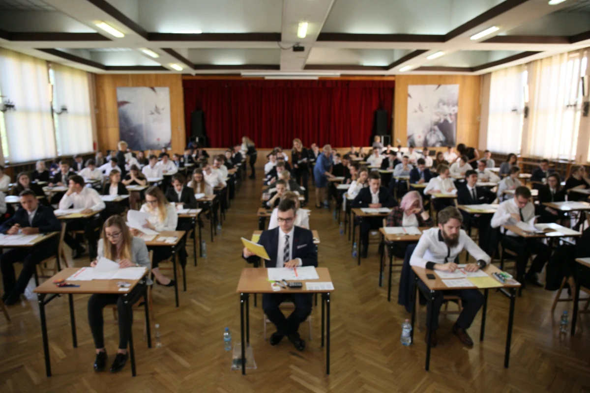 ​W czwartek, 5 marca 2026 roku, uczniowie szkół średnich w całej Polsce przystąpili do próbnej matury z matematyki. Egzamin rozpoczął się punktualnie o godzinie 9:00. Jak wyglądał arkusz, jakie zadania musieli rozwiązać maturzyści i co jeszcze warto wiedzieć o tegorocznych maturach? Sprawdź najważniejsze informacje!