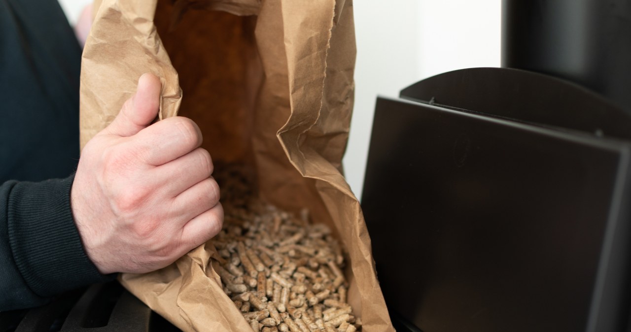 Jeszcze niedawno brakowało go w sklepach. Tyle teraz kosztuje popularny opał